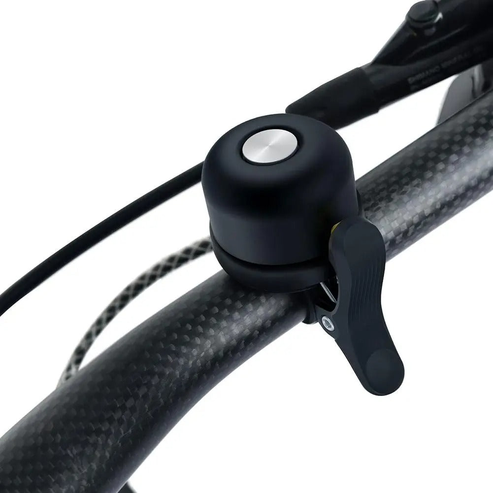 Dold cykelklocka med SmartTag-fack